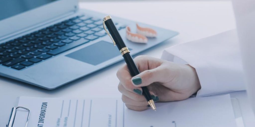 Person registrating a medical device